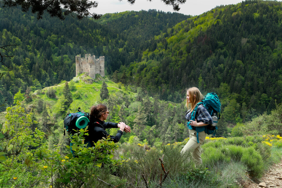 Randonnée à proximité du château d'Alleuze dans le Cantal