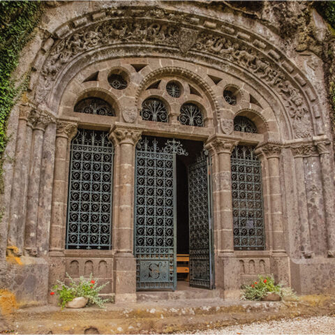 Chapelle monolithe à Fontanges