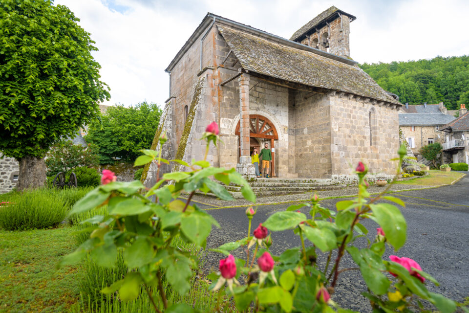 Vue extérieure de l'église de Jou sous Monjou dans le Cantal