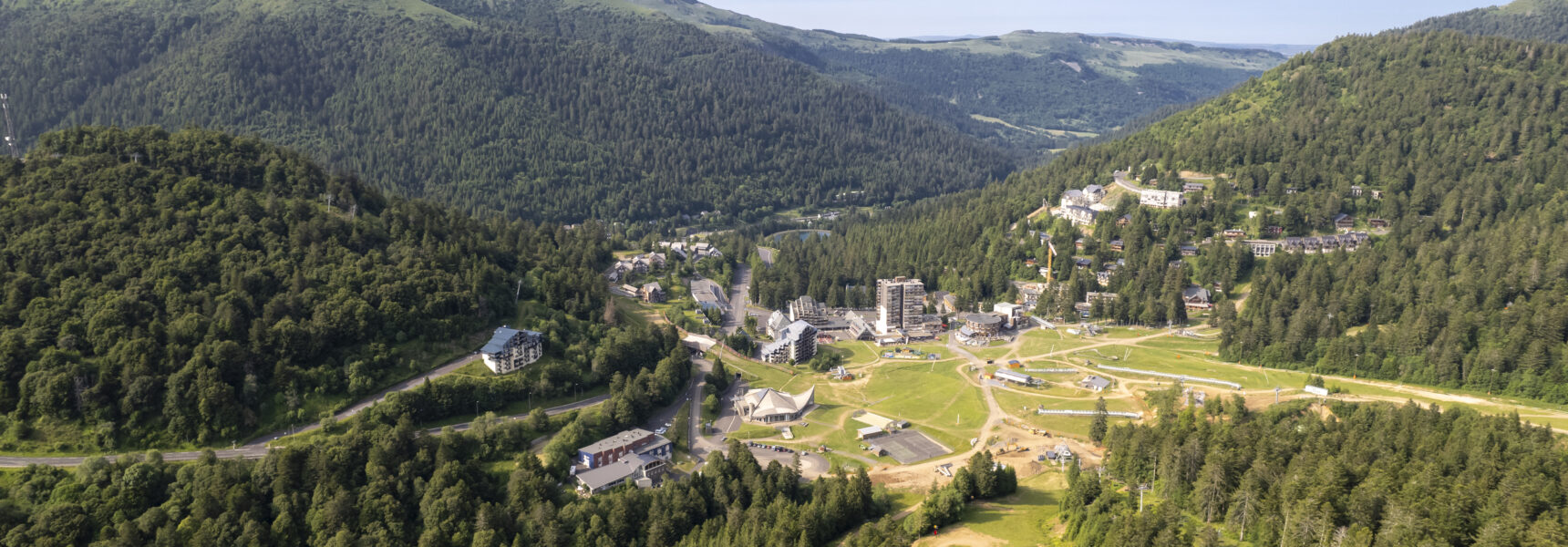 Station du Lioran en été vue en drone