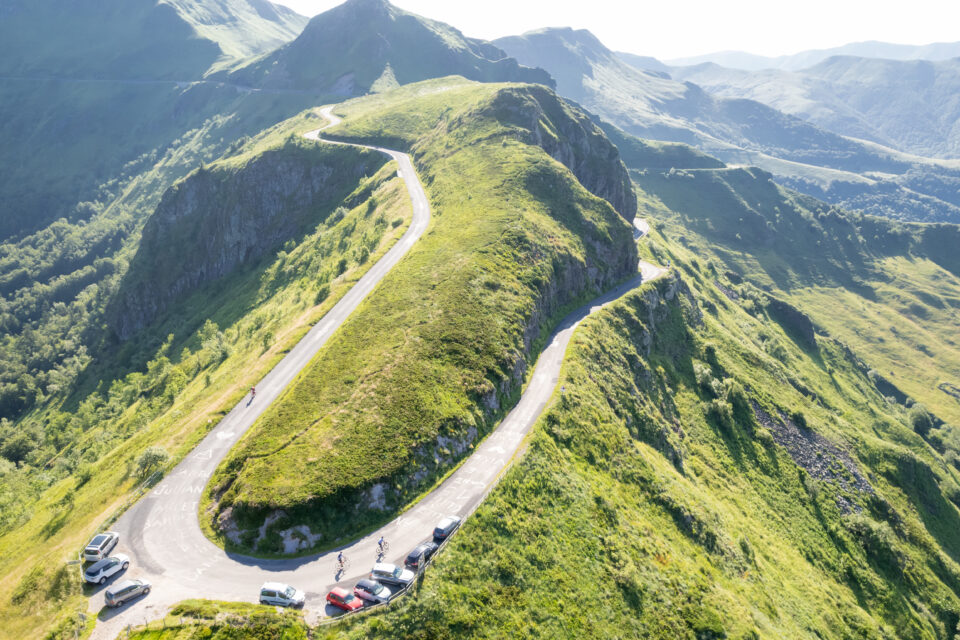 Puy Mary - Cyclistes au Col du Pas de Peyrol