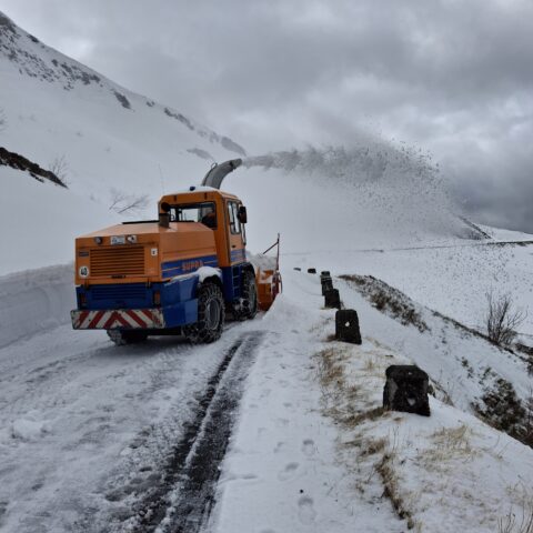 Opérations de déneigement pour l'ouverture du Pas de Peyrol 2026