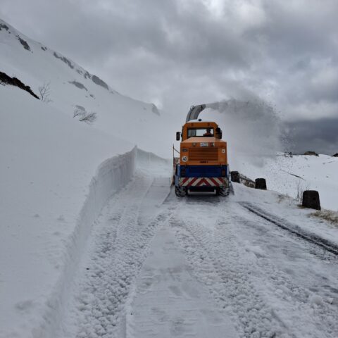 Opérations de déneigement pour l'ouverture du Pas de Peyrol 2026