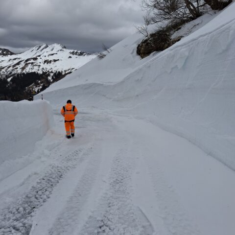 Opérations de déneigement pour l'ouverture du Pas de Peyrol 2026
