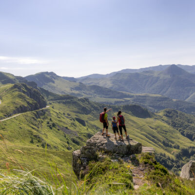Randonnée en famille au Puy Chavaroche dans les monts du Cantal